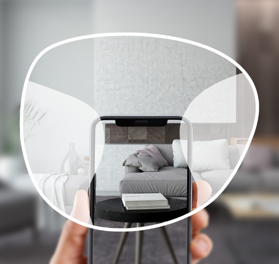 Blick durch ein Gleitsichtglas auf das Smartphone mit eingezeichneten Sehbereichen. 